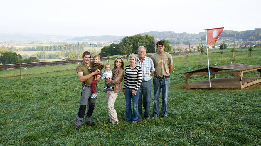 Toute la famille met la main à la pâte. 